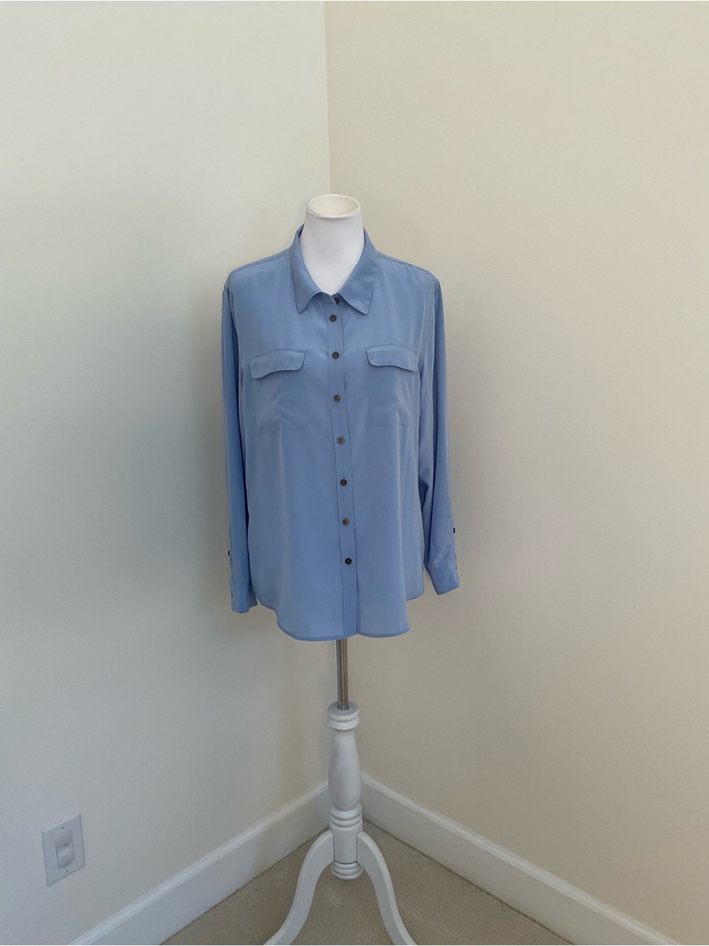 NWT Two By Vince Camuto Light Blue Women’s Long-Sleeve Button Front Silk Shirt